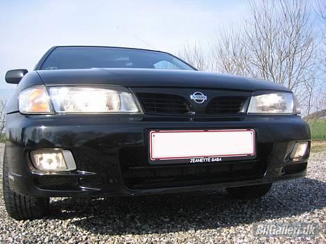 Nissan Almera Le Mans (SOLGT) - Man er vel lidt kreaktiv.. Øjenskygge er sort tape.. godt bilen er sort :) billede 8