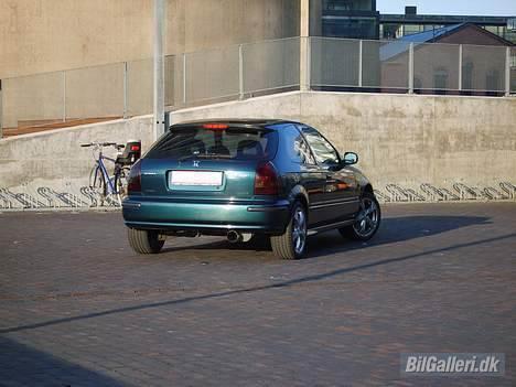 Honda Civic *SOLGT* - Også et billede af bilen bagfra ved bryggen! billede 5