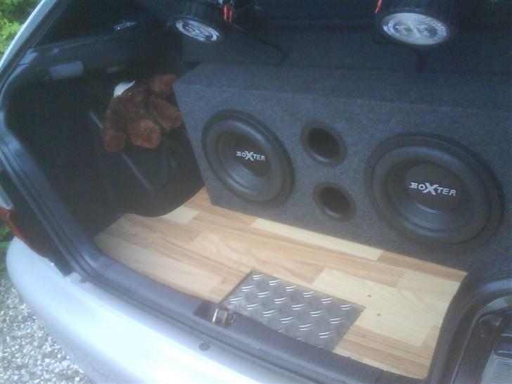 Toyota corolla 1,6 gsi byttet - forstærker og kondensator er gemt bag kassen.. billede 14