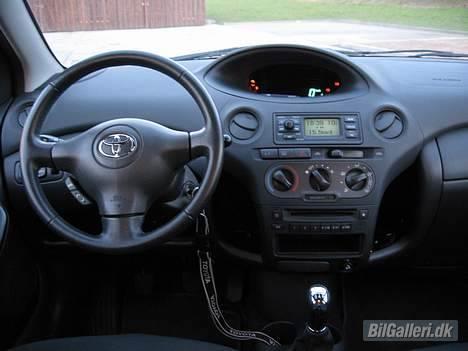 Toyota Yaris "Blue" - Speedo iform af et lcd display monteret i midten billede 10