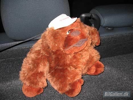 Toyota Yaris "Blue" - Toyota bamsen sidder på sin plads på hatte hylden billede 12