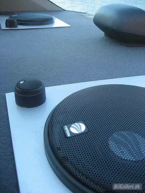 Nissan Primera- Solgt- - Rainbow på Indfarvede jernplade billede 3