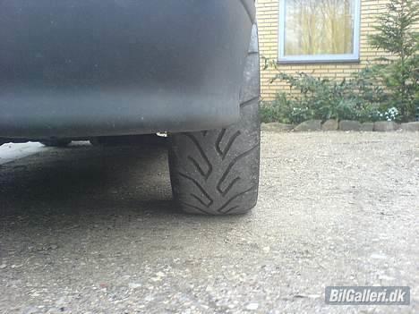 Suzuki Swift sedan - Jaa, det er skam de rigtige dæk:p Yokohama Advan. De står virkelig virkelig godt fast! billede 20