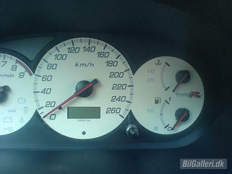 Honda Civic Type R *solgt* - Godt med type R mærker.o) Fedt når v-tec´en slår til ved 6000 og så går amok til omkring 8200! billede 6