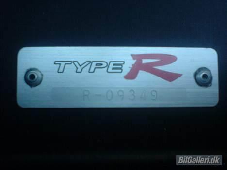Honda Civic Type R *solgt* - Serienummer som sidder nittet fast nede på midterkonsollet. billede 7