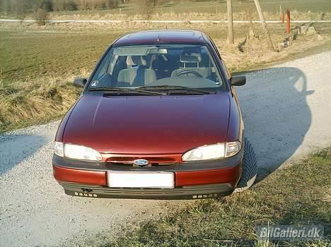 Ford Mondeo 1,8i CLX *SOLGT* - Mondeo forfra billede 1