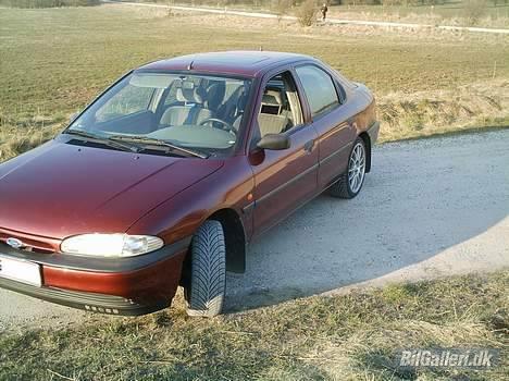 Ford Mondeo 1,8i CLX *SOLGT* billede 2