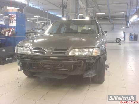 Nissan Primera GX P11 (SOLGT) - Projektet er startet...kofanger for og bag +  andre dele bliver malet ind i bilens farve billede 6