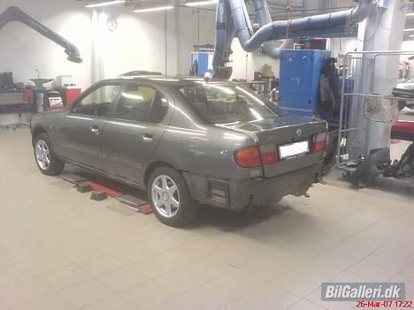 Nissan Primera GX P11 (SOLGT) - Projektet er startet...kofanger for og bag +  andre dele bliver malet ind i bilens farve billede 7