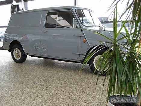 Austin-Morris 850 Van - Her står minien i "vinterhi" billede 10