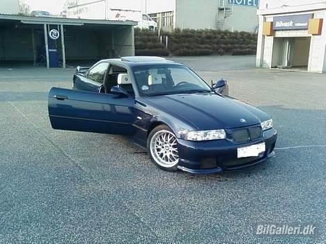 BMW 320i coupé billede 1