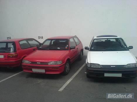 Toyota Corolla XL 1.3 - Død - Godt selvskab i parkeringshuset hos Føtex. billede 11