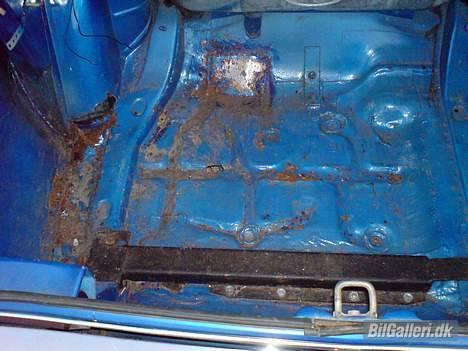 Opel kadett c coupe (SOLGT) - Her er så noget af den rust min svejser skal tygge sig igennem det næste stykke tid.. Det ender nok med en helt ny plade i bunden af bagagerummet... billede 7