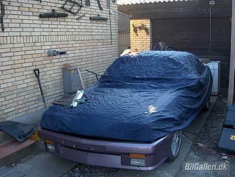 Opel Manta B 2.0 - Her står hun så og venter på garagen bag ved bliver tømt, så hun kan komme ind og blive skilt ad :) billede 16