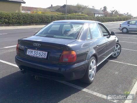 Audi A4 på SU (Solgt) - Her med de originale baglygter monteret igen, efter at jeg droppede lexusbaglygterne, og før jeg fik faceliftsene. billede 3