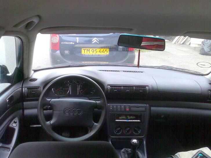 Audi A4 på SU (Solgt) - Krom-ringe, Chamelon HU og lædergearknop, men ellers interiøret er helt kedelig-clean (alt andet ville være smagsløst), men helt rent og velholdt. Deusden ingen lugt og ikke-ryger. En rigtig chauffør-bil :-) billede 5