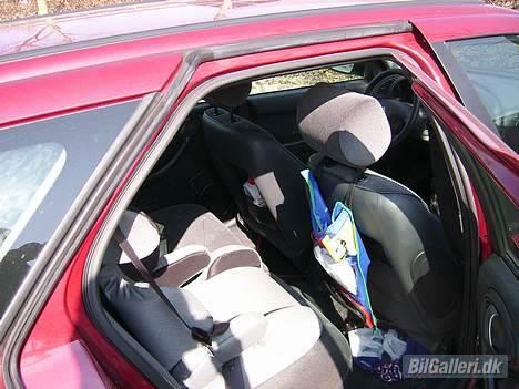 Citroën xsara stc - her sider den lille så med sit legetøj billede 6