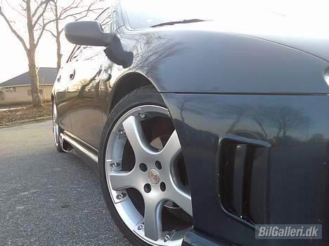 Mazda 323F *TOTALSKADET* billede 11