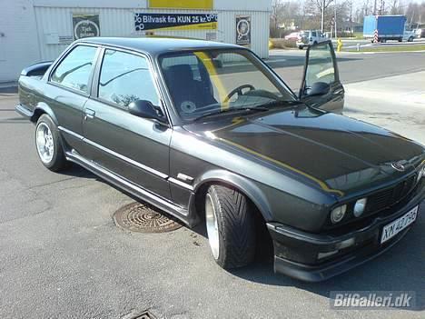 BMW E30 320i/325i billede 2