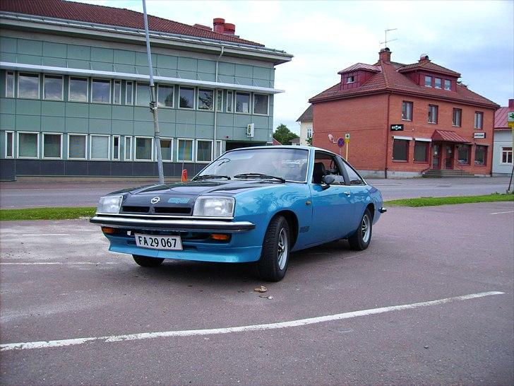 Opel Manta B GT/E - Sådan står så min bil i dag, efter lang tids hårdt arbejde:-) Se mit fotoalbum for flere billeder. billede 1