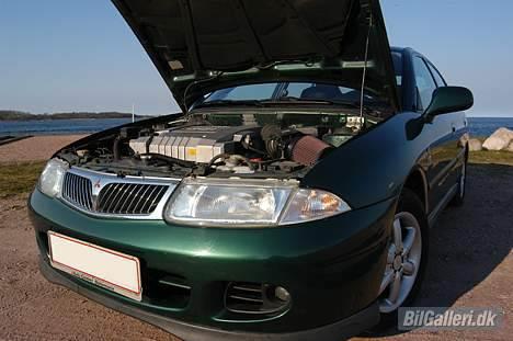 Mitsubishi Carisma LS 1.8 GDi - Her kan man se motorrummet og det åbne K&N filter billede 8