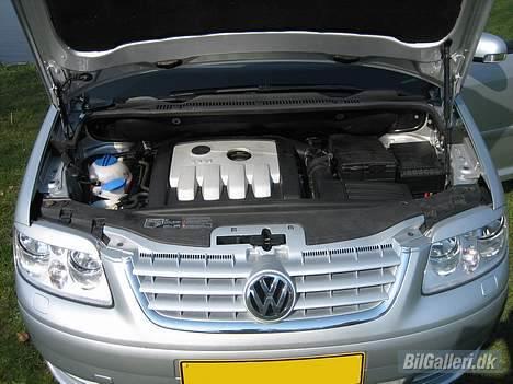 VW Touran 2,0 TDI [ SOLGT ] billede 19