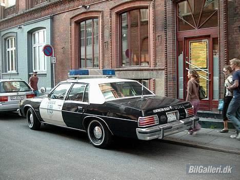 Pontiac Catalina politibil - Taget i forbindelse med optagelserne til filmen "Det perfekte Kup" i det indre Århus (ved Magasin) lige efter jeg var blevet bedt om at køre den ud på gaden af en RIGTIG betjent. Jeg var på det tidspunkt kun 17år :P billede 14