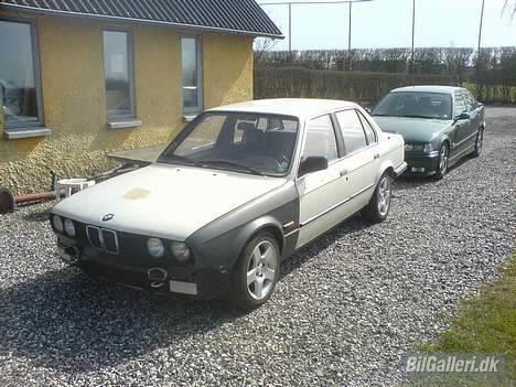 BMW E30 320i SOLGT - Gaaaammelt billede :) billede 10