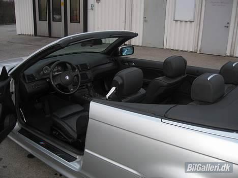 BMW E46 325Ci Cab. ** SOLGT ** - Være så god at stige ind...  :-) billede 2