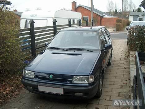 Skoda Felicia GLX Combi - Lige landet hos mine forældre efter jeg havde fået den hjem fra Roskilde.. Så det kun som passende siden mine forældre har betalt den :-O!!!! billede 1