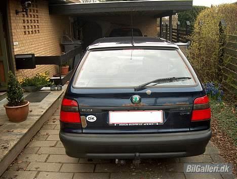Skoda Felicia GLX Combi - Den gamle bagklap godt fyldt med rust... billede 3