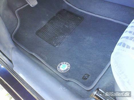 Skoda Felicia GLX Combi - Originale Skoda måtter. Bemærk den lille skrue, nederst i venstre hjørne af måtten. Så glider måtten aldrig frem mere... billede 14