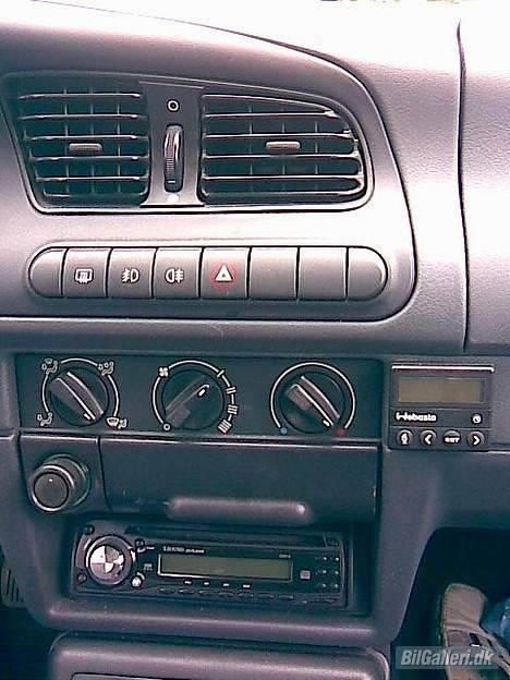 Skoda Felicia GLX Combi - bemærk min Webasto kontrolenhed i højre side samt min kones flade "køresko"... Der ligger altid minimum 2 par damesko i den bil :-s... billede 18
