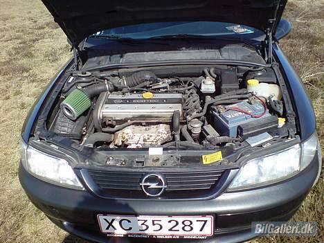 Opel Vectra B 1,8i 16v - ikke det pæneste, men den køre da hæh... billede 6