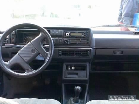 VW Jetta  SOLGT - Interør´et i bilen. Der er dog kommet en mobil holder i billede 3