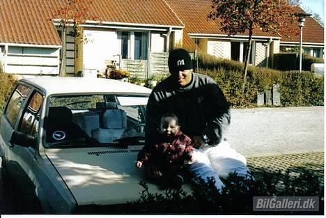 Skoda Felicia GLX Combi - Ja okay det er ikke Feli´en, men der knytter sig en go historie til min gamle "Steilheck 1,1". Konen og jeg fik denne bil af min svigerfar, der havde købt den af min svogers søsters eksmand for 1500 kr. Efter 1½ solgte vi den for 3000 kr :-O... billede 20