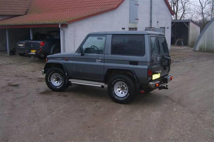 Toyota land cruiser Solgt - Her har vi hende det er den grå til venstre der skal ud og kører. billede 1