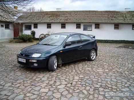 Mazda 323 Coupe - Nyvasket på landet billede 1