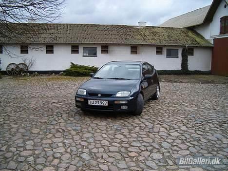 Mazda 323 Coupe - Nyvasket på landet billede 2