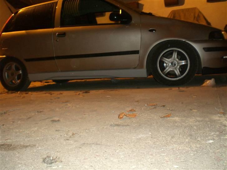 Fiat Punto (Solgt) - mine umalet sideskørter der lige sidder løst på billede 4