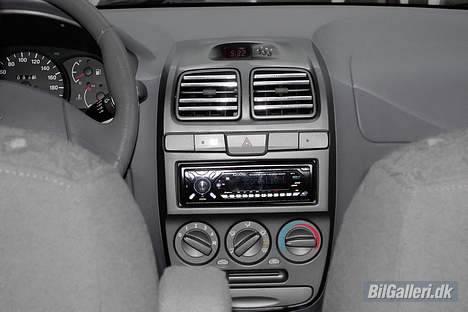 Hyundai Accent 1,5 GLS (SOLGT) - Set indefra med det gl anlæg i centrum. billede 3