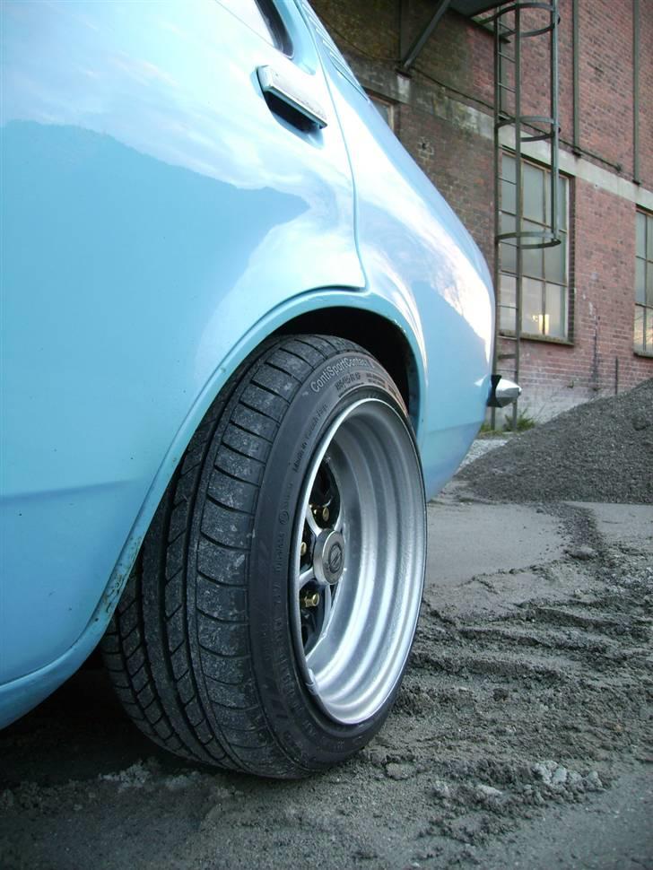 Opel Kadett C "Filmstjernen" - 8,5*13" Sr fælge med 195/45 continental fra www.daekimporten.dk billede 2