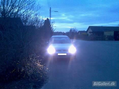 VW Golf 4 GTI  - Lidt mere XENON, sorry kvallen, men det er tager med en mobil. billede 19