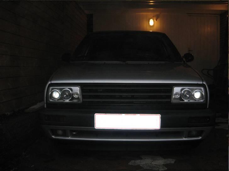 VW Jetta cl TOTAL SKADET - fronten, med emblemfri grill og Inpro lygter billede 1