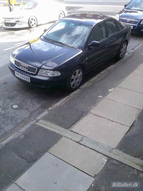 Audi A4 på SU (Solgt) - Herhjemme på stenbroen er jeg nok ikke den eneste der holder øje fra vinduet, her bor nemlig mange som er glade for deres biler :-) billede 7