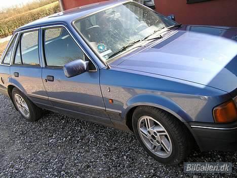 Ford Escort 1.3 Ghia - Fronten billede 3