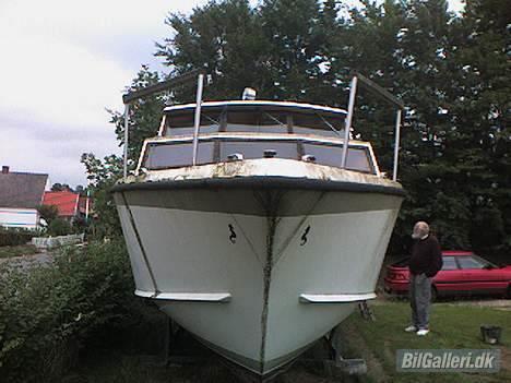 Mazda 323 f  - mazdaen i baggrunden af min båd billede 13