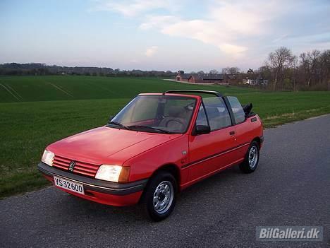 Peugeot 205 1,4 CT - Solgt - Nypoleret i aften solen. Trængte den sgu til :-) billede 1