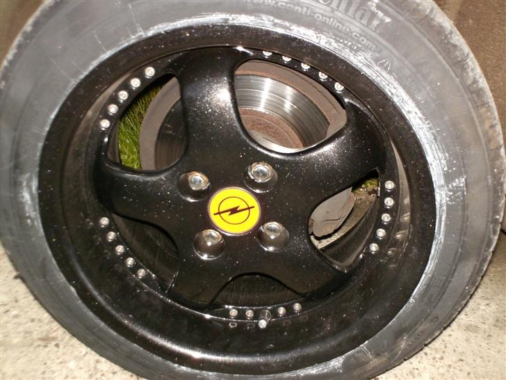 Opel kadett c limo - ser rigtig fede ud i solskin, så fik jeg endelig mine centerkapsler på billede 13