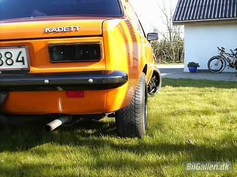 Opel kadett c limo - hjulene ser rigtig brede ud når man kører bagved, siges der:-) ;-).............. billede 14